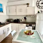 Old Antibes, One Bed App, In Front Of The Port! דירה אנטיב