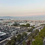 Old Antibes, One Bed App, In Front Of The Port! דירה *