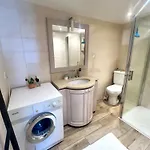 Old Antibes, One Bed App, In Front Of The Port! דירה אנטיב