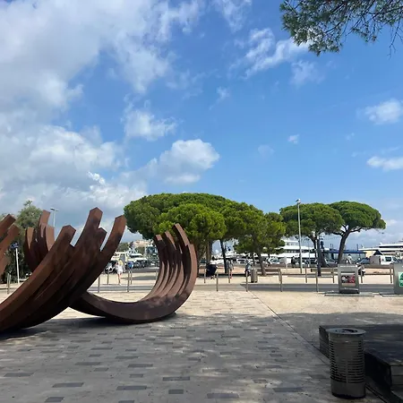 Old Antibes, One Bed App, In Front Of The Port! דירה *