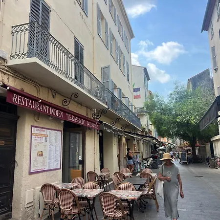 Old Antibes, One Bed App, In Front Of The Port! דירה *