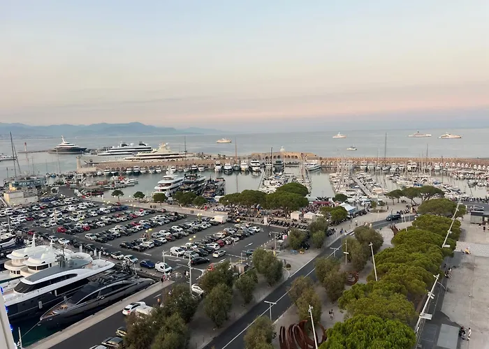 Old Antibes, One Bed App, In Front Of The Port! * Антіб